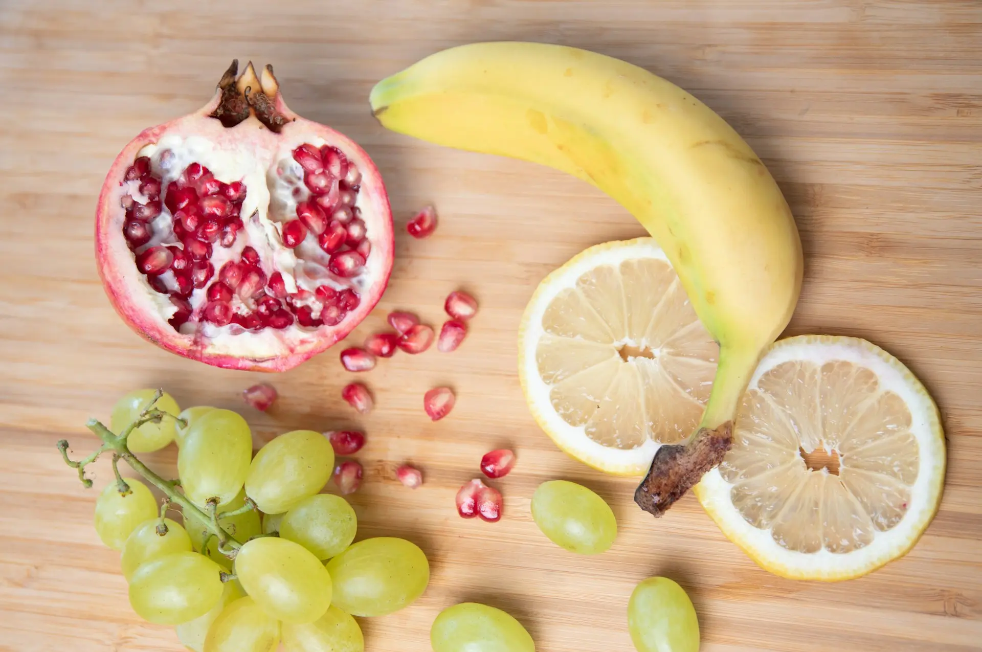 yellow banana fruit beside green apple fruit